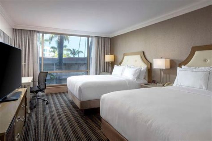 Discover the Luxury and Comfort of DoubleTree by Hilton Boston Bayside